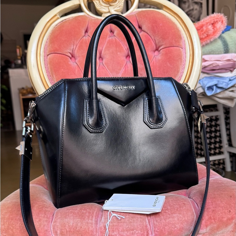 Givenchy Small Antigona Bag In Leather